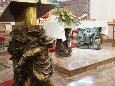 ...e soprattutto l�altare e il pulpito, sorretti da contorte sculture bronzee